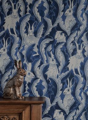 Tapete Hares in Hiding Stahlblau Raumansicht
