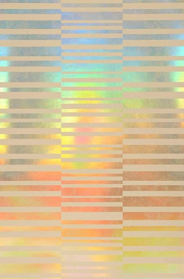 Eine goldfarbene metallische Tapete mit horizontalen beigen Musterstreifen, die das Licht in Regenbogenfarben spiegelt