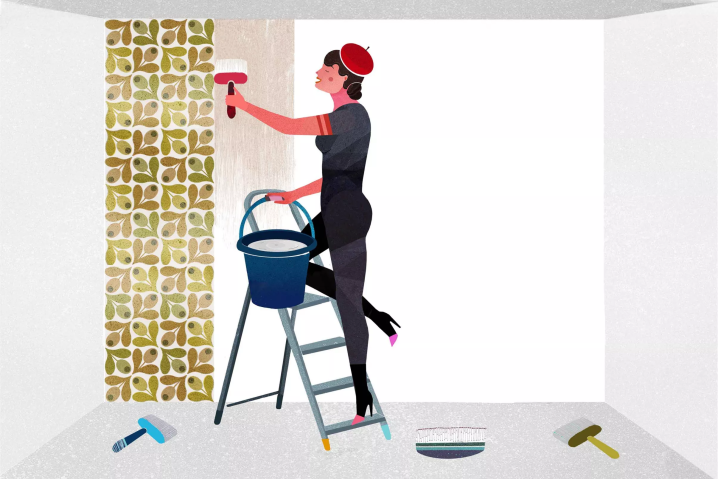 Ilustración de mujer aplicando pegamento en pared antes de colgar papel tapiz, con herramientas en suelo