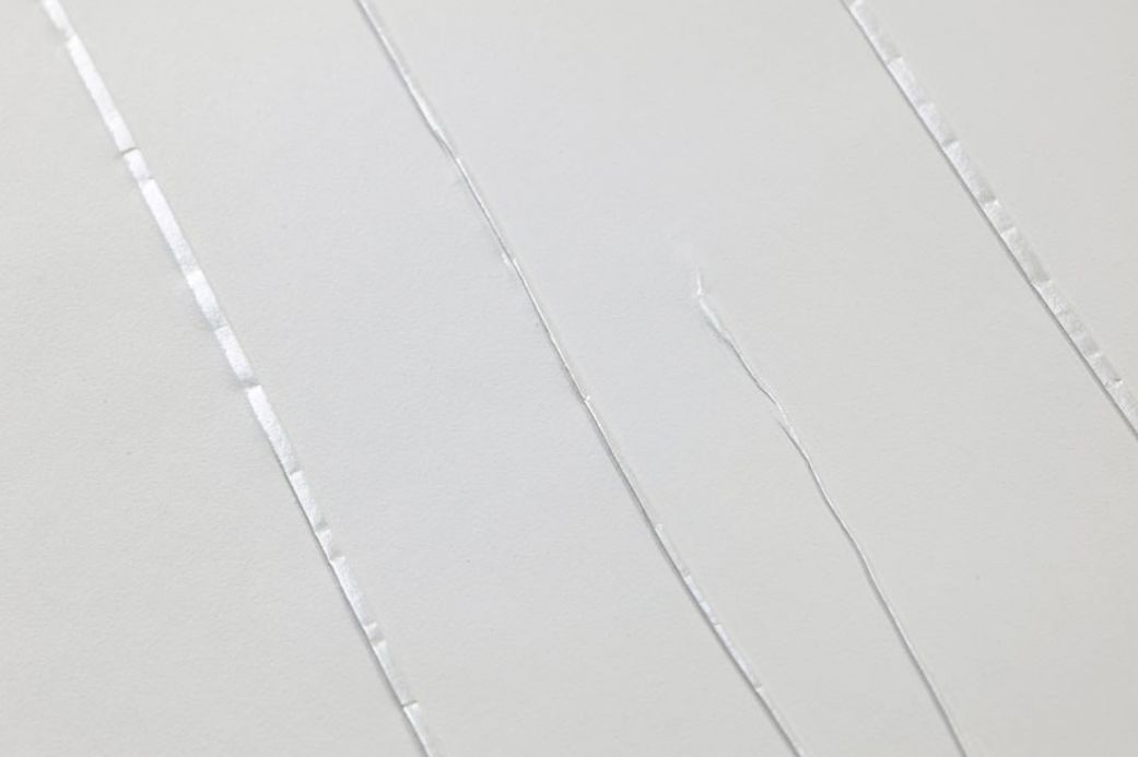 Papel de parede efeito amassado Papel de parede Crush Couture 05 branco acinzentado Ver detalhe